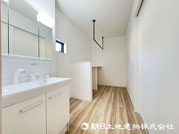 ＜洗面室＞室内干しもできる広いランドリールームです。