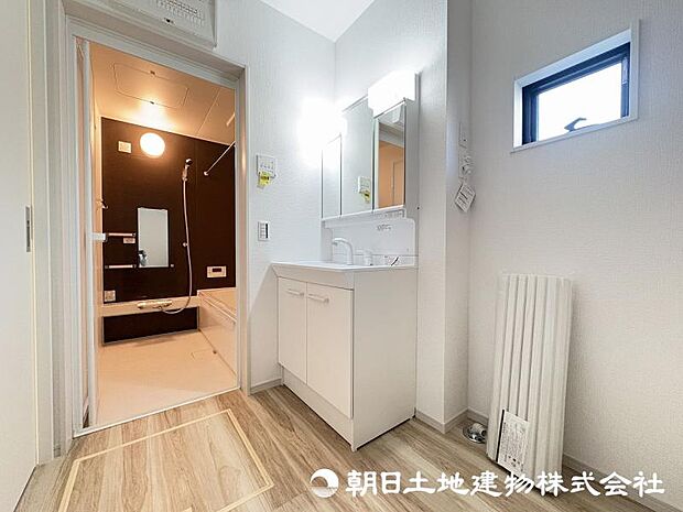 ＜洗面台＞すっきりと収納ができる三面鏡タイプの洗面台です。