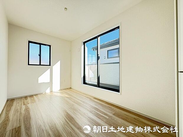 ＜洋室＞バルコニーに面した明るい洋室5.5帖です。