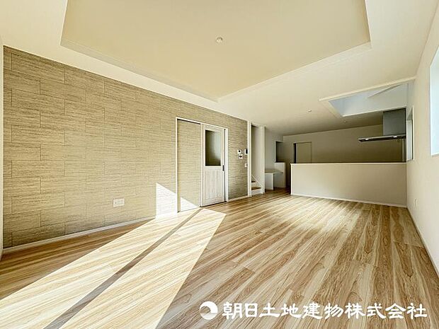 ＜リビング＞折り上げ天井のあるお洒落なリビングです。