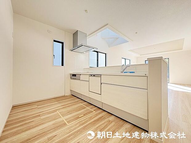 ＜キッチン＞お料理中も会話が弾む明るい対面キッチンです。