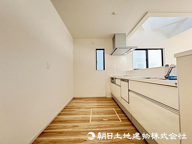 ＜キッチン＞冷蔵庫や食器棚を置いても広い家事スペースを確保しています。