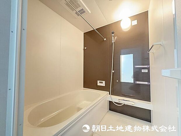 <浴室>1坪タイプの広いユニットバスで、ゆっくりとバスタイムをお過ごしいただけます。