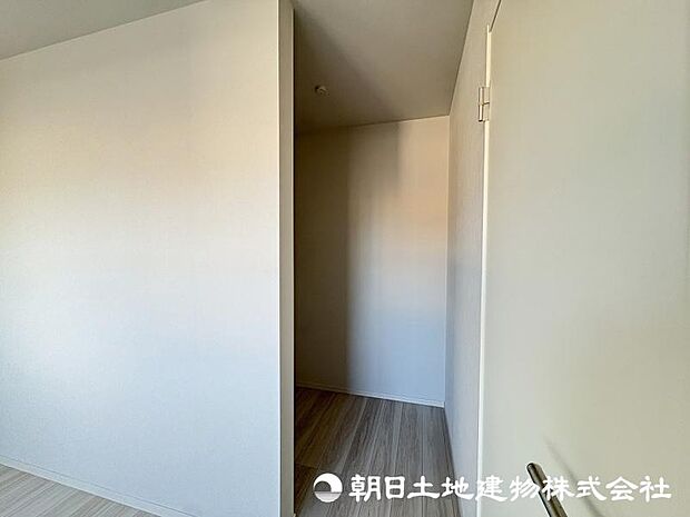 <収納>ご夫婦で使えるウォークインクローゼットも魅力です。