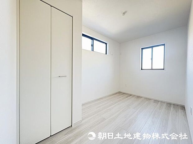 <洋室>2方向に窓がある2面採光の明るいお部屋です。