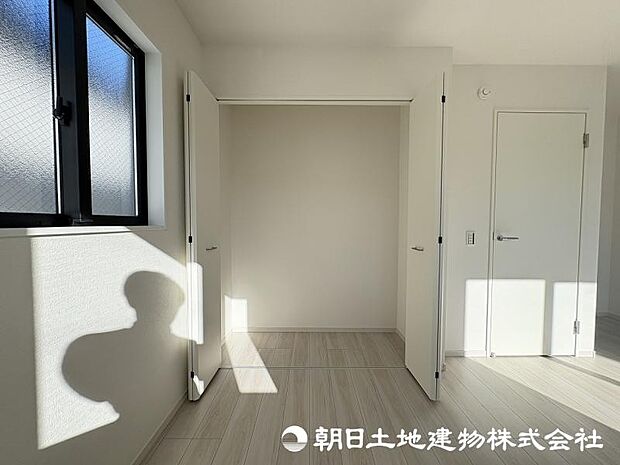 <収納>各洋室クローゼットがありますのでお洋服をすっきりと収納できます。