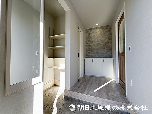 <玄関>ベビーカーやゴルフバックを置けるシューズインも便利です。