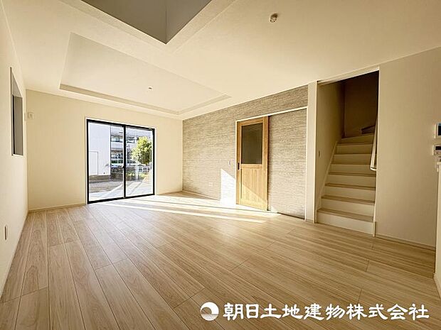 <リビング>広々としているLDK17帖&お子様の顔が見えるリビングイン階段が魅力です。