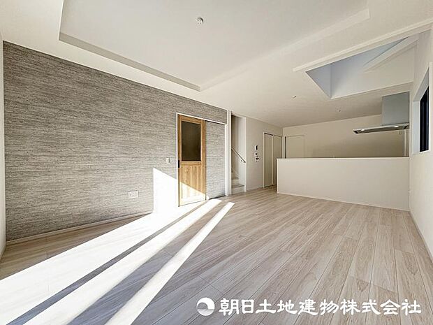 <リビング>折り上げ天井&アクセントクロスがお洒落なリビングでお寛ぎいただけます。