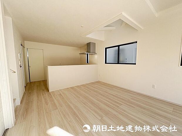 <ダイニング>上部が吹き抜けで明るいダイニングでお食事を召しあがっていただけます。