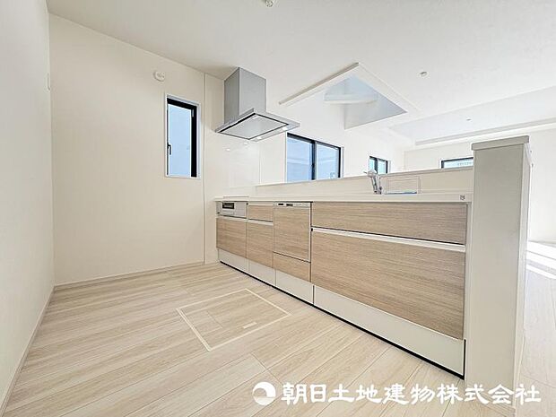 <キッチン>冷蔵庫や食器棚を置いても広い家事スペースを確保しています。