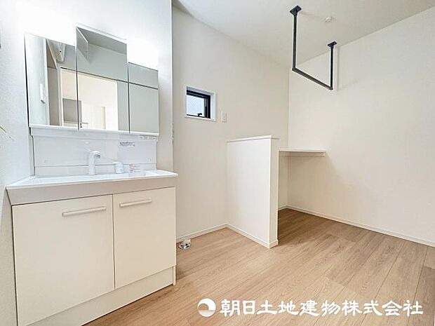 <洗面室>室内干しもできる広いランドリールームも魅力です。