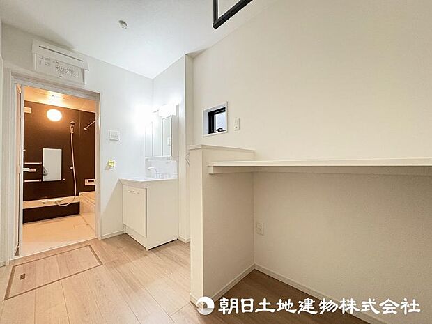 <洗面室>家事に便利なカウンター付です。