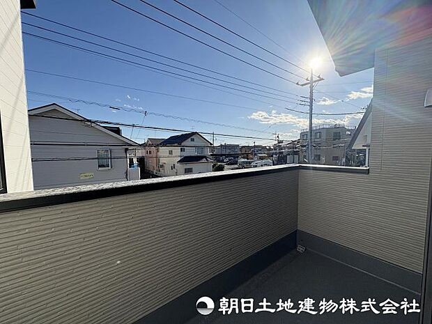 <バルコニー>奥行がありお洗濯物をゆったりと干せます。