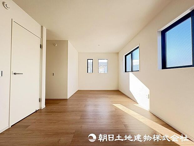 <洋室>広々としている洋室10.4帖は間仕切壁を造って2部屋としても使えます。(別途費用)