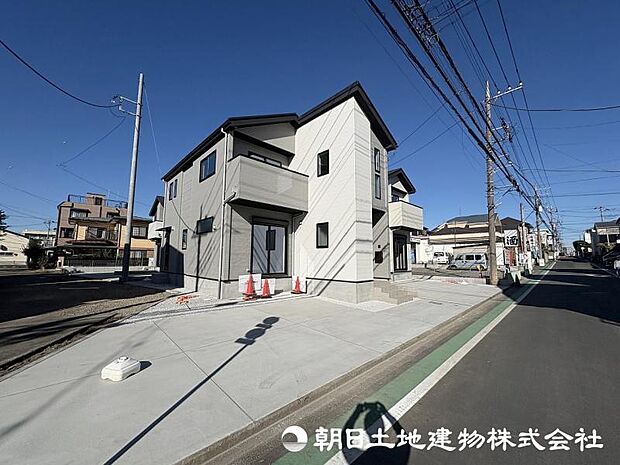 <外観>東南道路に面して陽当たり良好&カースペース並列2台駐車可能です。