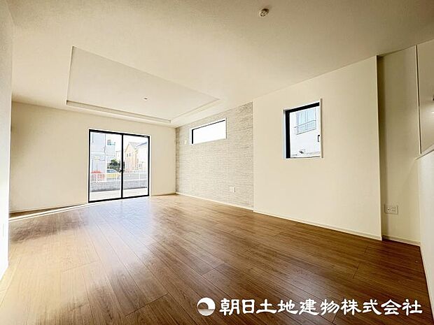 <リビング>東南向きの明るいLDK18.7帖でお寛ぎいただけます。