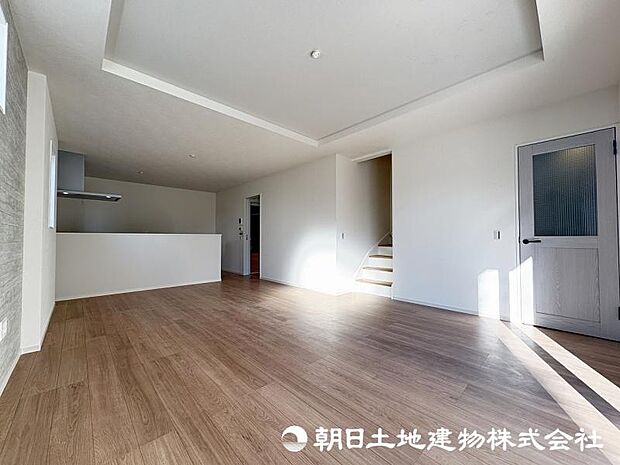 <ダイニング>対面キッチン前の広いダイニングスペースでお食事を召しあがっていただけます。