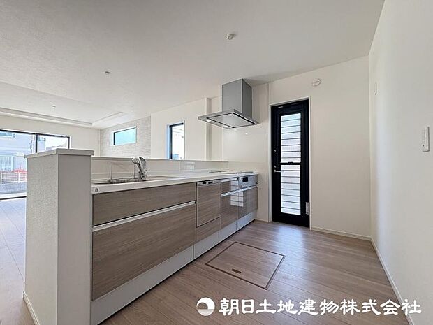 <キッチン>勝手口もある明るいキッチンです。