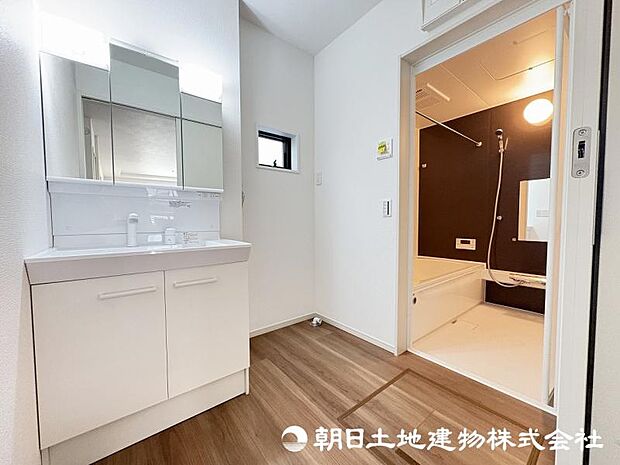 <洗面室>キッチン背面から使え家事動線がスムーズです。