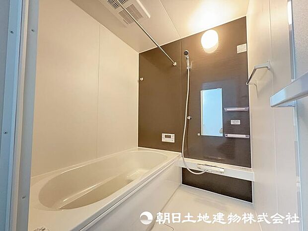 <浴室>1坪タイプの広いユニットバスです。