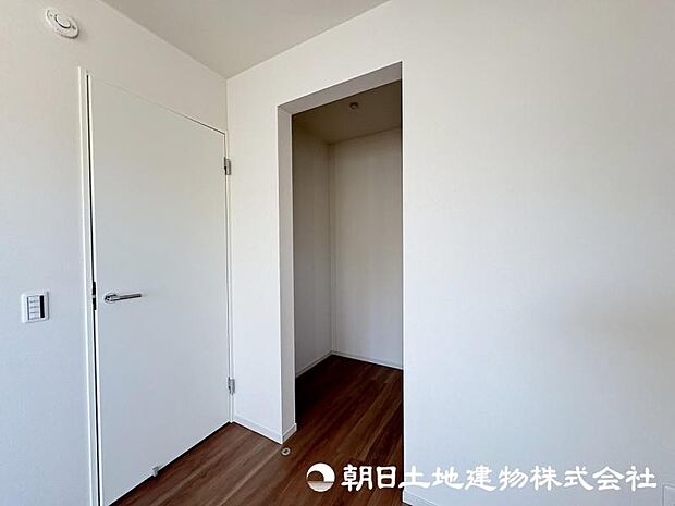 <収納>ご夫婦で使えるウォークインクローゼットも便利です。