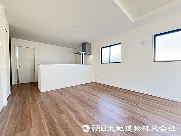 <ダイニング>対面キッチン前の広いダイニングスペースです。