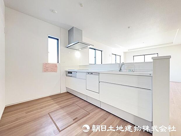 <キッチン>奥様に人気のビルトイン食器洗浄機&IHクッキングヒーターを完備しています。