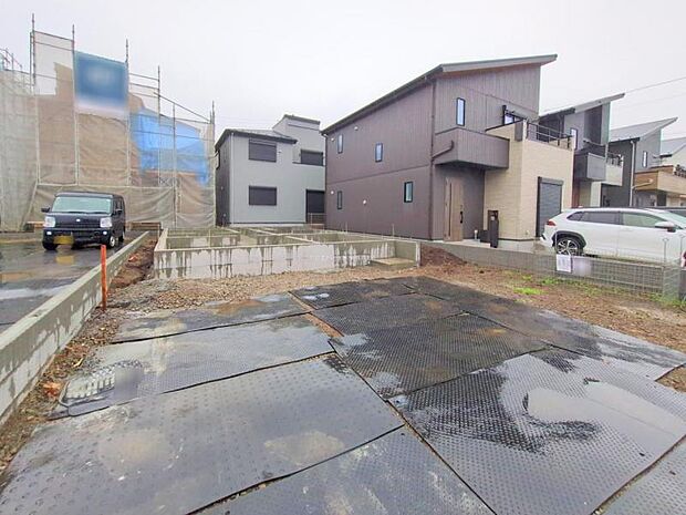 <現地>リビングからつながるお洒落なスケルトン階段も魅力です。