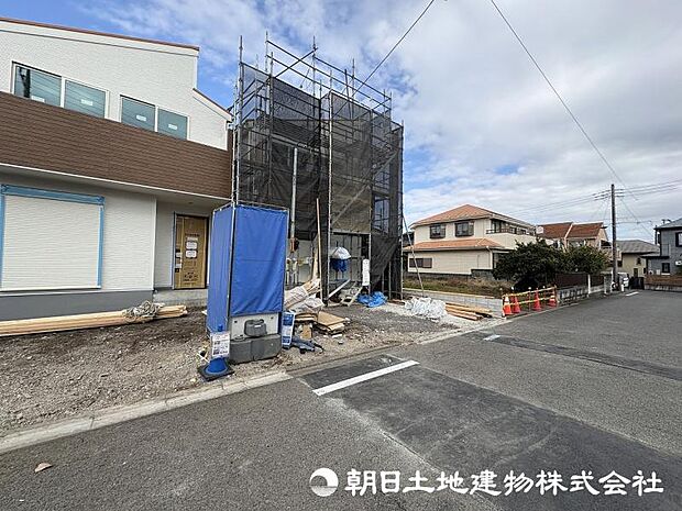 <現地>カースペースは車並列2台駐車可能で、自転車を置くスペースもあります。