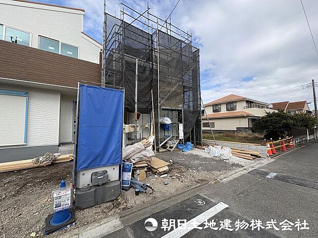 <現地>東南向きの明るいリビング空間でお寛ぎいただけます。