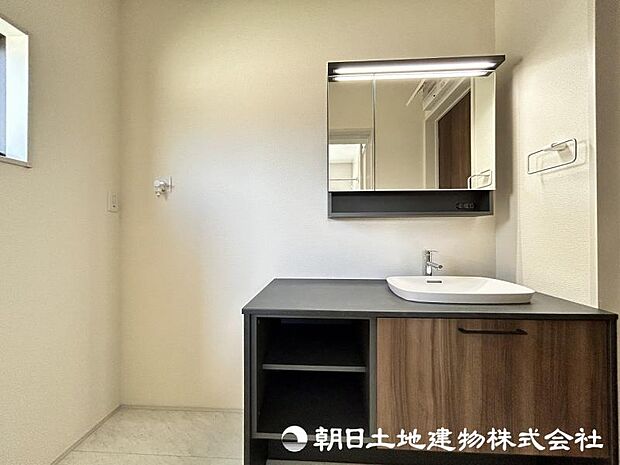 <洗面室>朝が清々しいお洒落なデザイン洗面です。