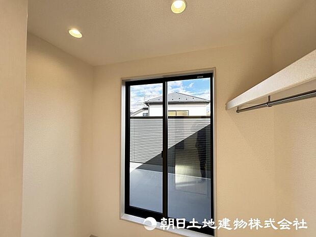 <収納>バルコニーに面した収納もあり便利です。