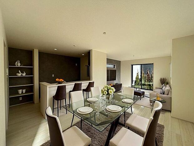 <ダイニング>対面キッチン前の広いダイニングスペースでお食事を召し上がっていただけます。(家具イメージ)