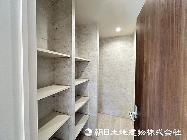 ＜パントリー＞食料品や日用品をストックできるパントリーも魅力です。