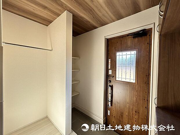 ＜玄関＞コートを吊るせるハンガーパイプも便利です。