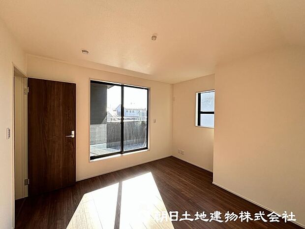 ＜主寝室＞バルコニーに面した明るい主寝室7.5帖です。