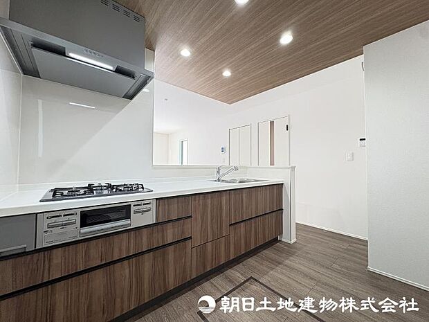 ＜キッチン＞お料理中も会話が弾む明るい対面キッチンです。