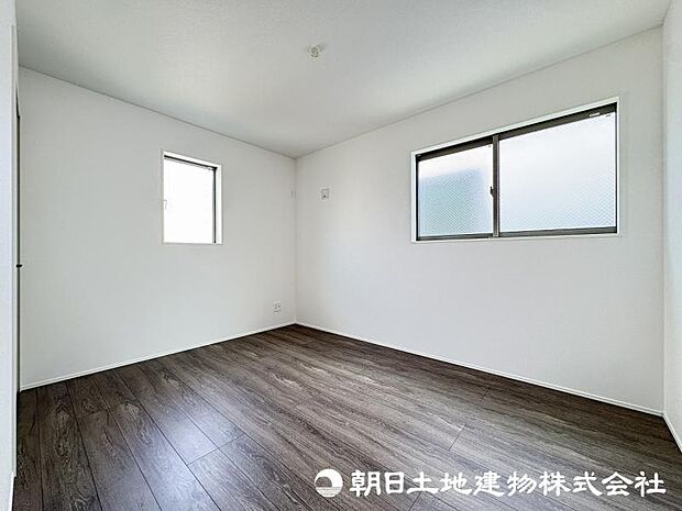 <洋室>2方向に窓がある明るい洋室6帖です。