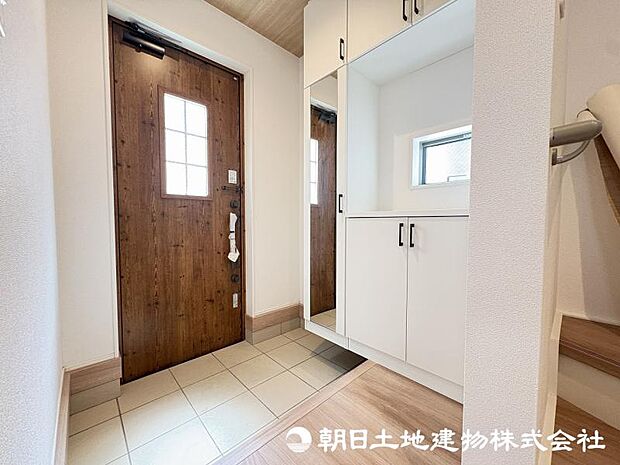 <玄関>お出かけ前の身だしなみをチェックできるミラー付きです。