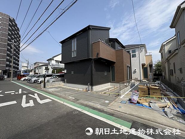 <外観>区画整理地内の幅員6m道路に面して車のすれ違いも楽にできます。