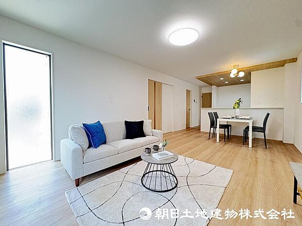 <リビング>ご家族様が集うLDKは18帖と広々としています。