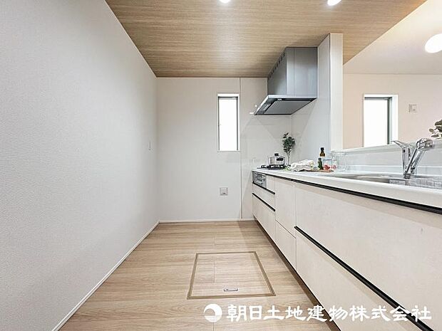 <キッチン>冷蔵庫や食器棚を置いても広い家事スペースを確保しています。