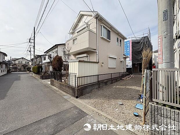 <現地>交通量の少ない住宅地内に立地しています。