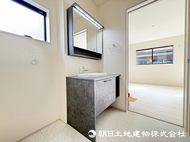 <洗面台>収納豊富なフラットタイプの洗面台です。