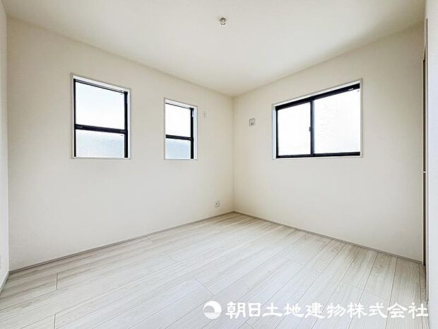 <洋室>全室2方向に窓がある明るい2面採光です。
