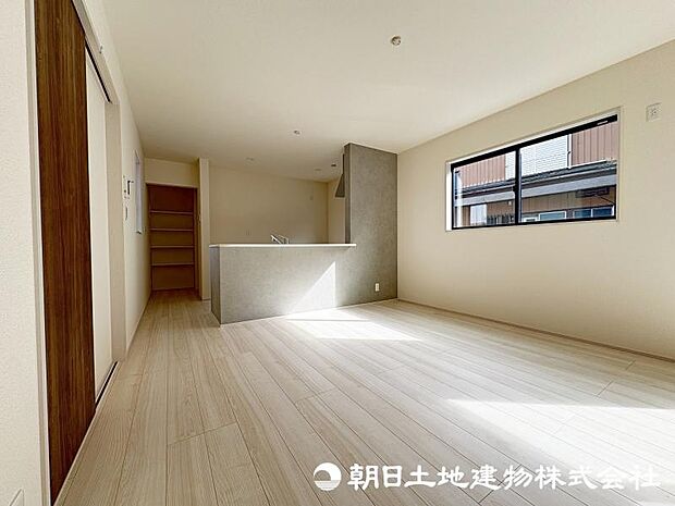 <ダイニング>対面キッチン前の広いダイニングスペースでお食事を召し上がっていただけます。