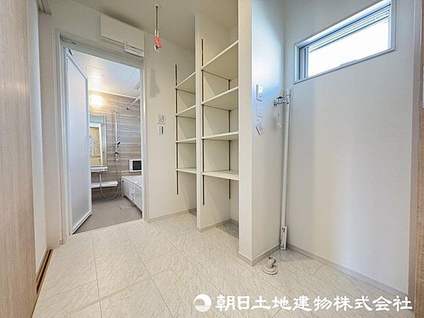 <ランドリールーム>タオル等を可動棚ですっきりと収納できます。
