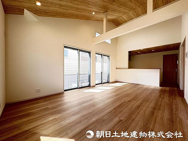 <リビング>家事動線がスムーズな回遊動線も魅力です。