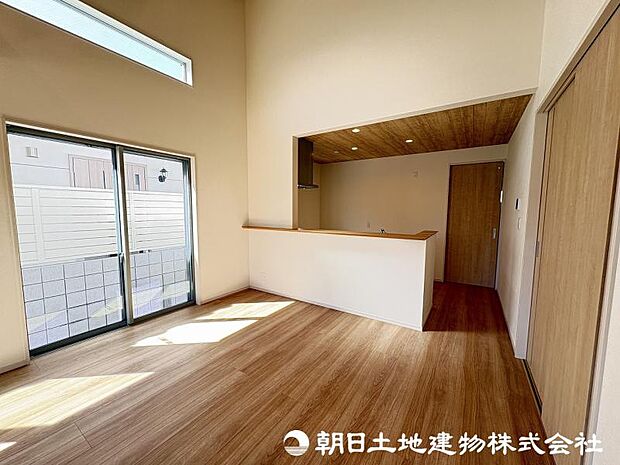 <ダイニング>対面キッチン前の広いダイニングスペースでお食事を召し上がっていただけます。